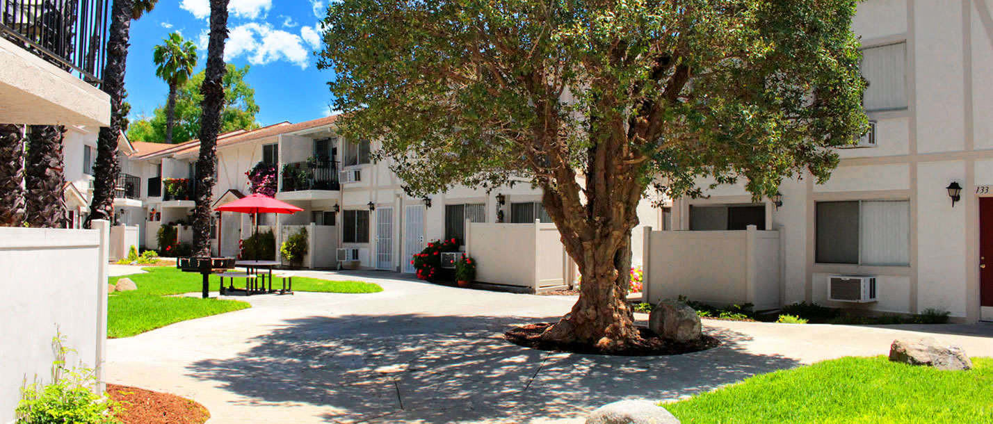 This image shows the apartments courtyard, symbolizing relaxation & serenity.